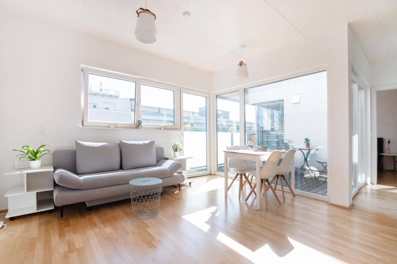 Helles, Neues Dg Apartment Mit Blick Zum Donauturm فيينا المظهر الخارجي الصورة