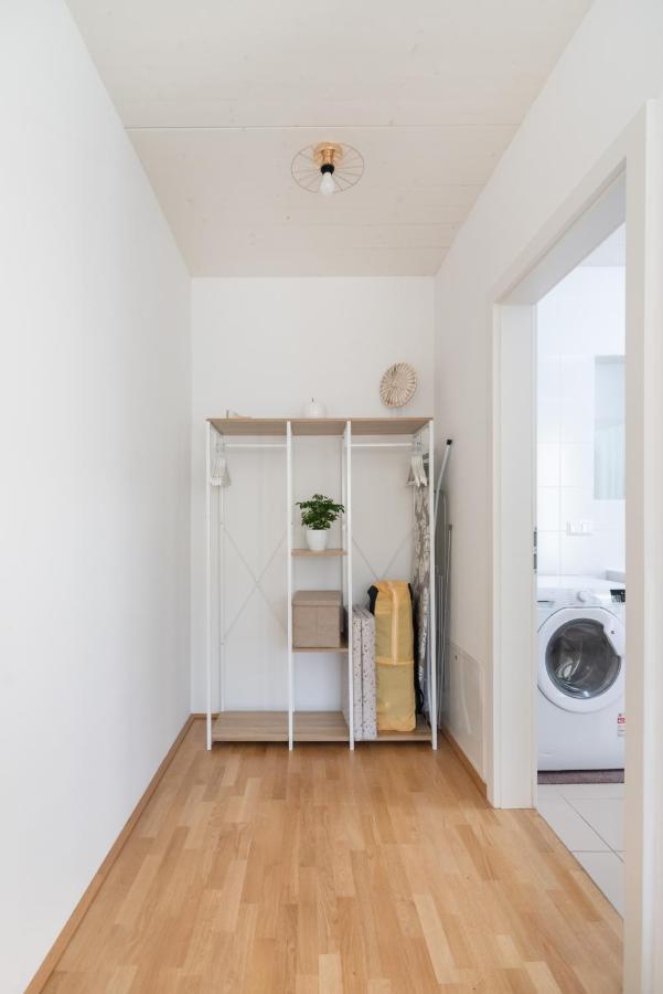 Helles, Neues Dg Apartment Mit Blick Zum Donauturm فيينا المظهر الخارجي الصورة