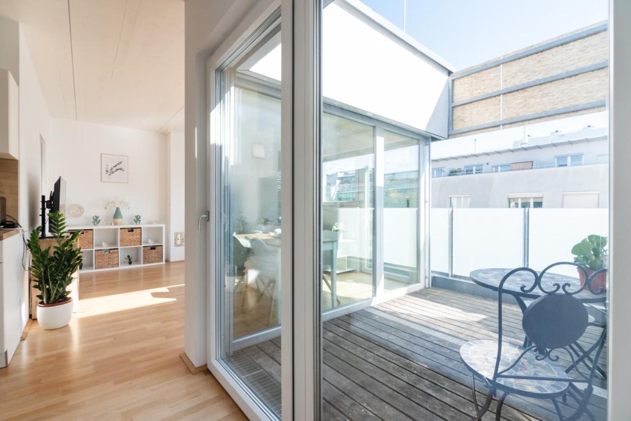 Helles, Neues Dg Apartment Mit Blick Zum Donauturm فيينا المظهر الخارجي الصورة