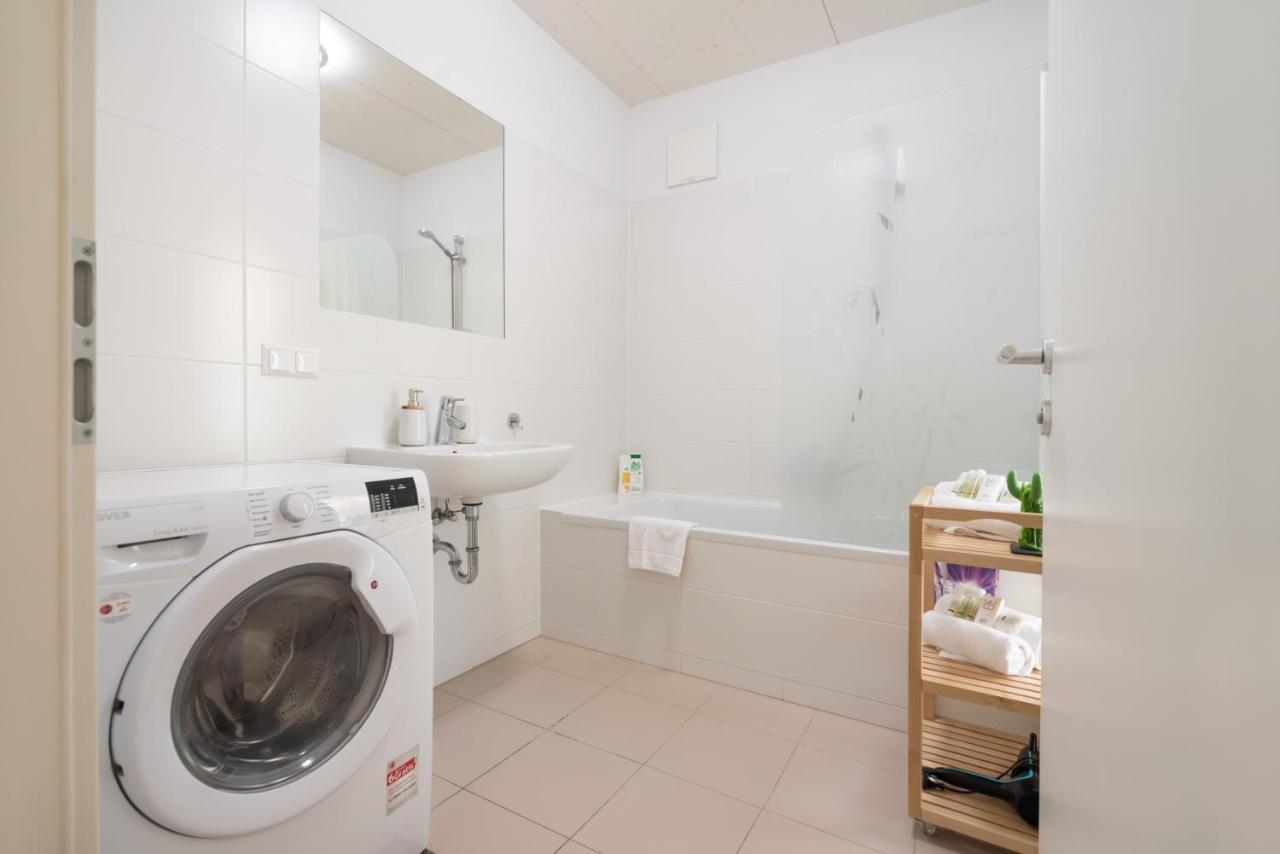 Helles, Neues Dg Apartment Mit Blick Zum Donauturm فيينا المظهر الخارجي الصورة
