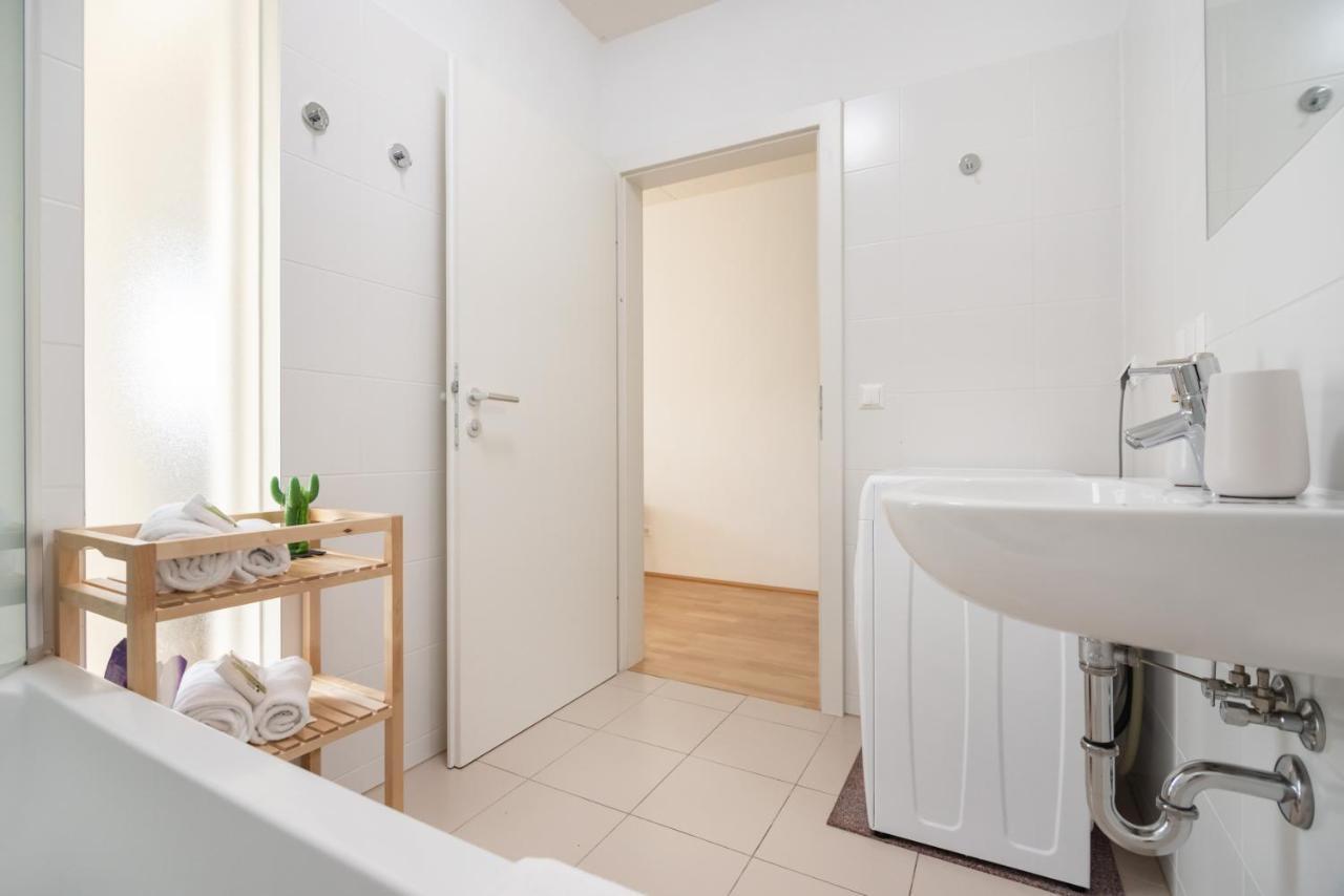 Helles, Neues Dg Apartment Mit Blick Zum Donauturm فيينا المظهر الخارجي الصورة