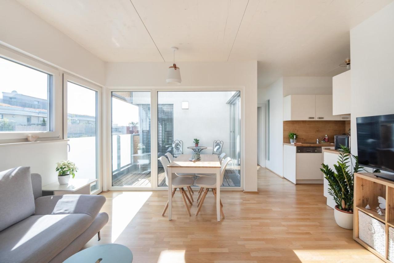Helles, Neues Dg Apartment Mit Blick Zum Donauturm فيينا المظهر الخارجي الصورة