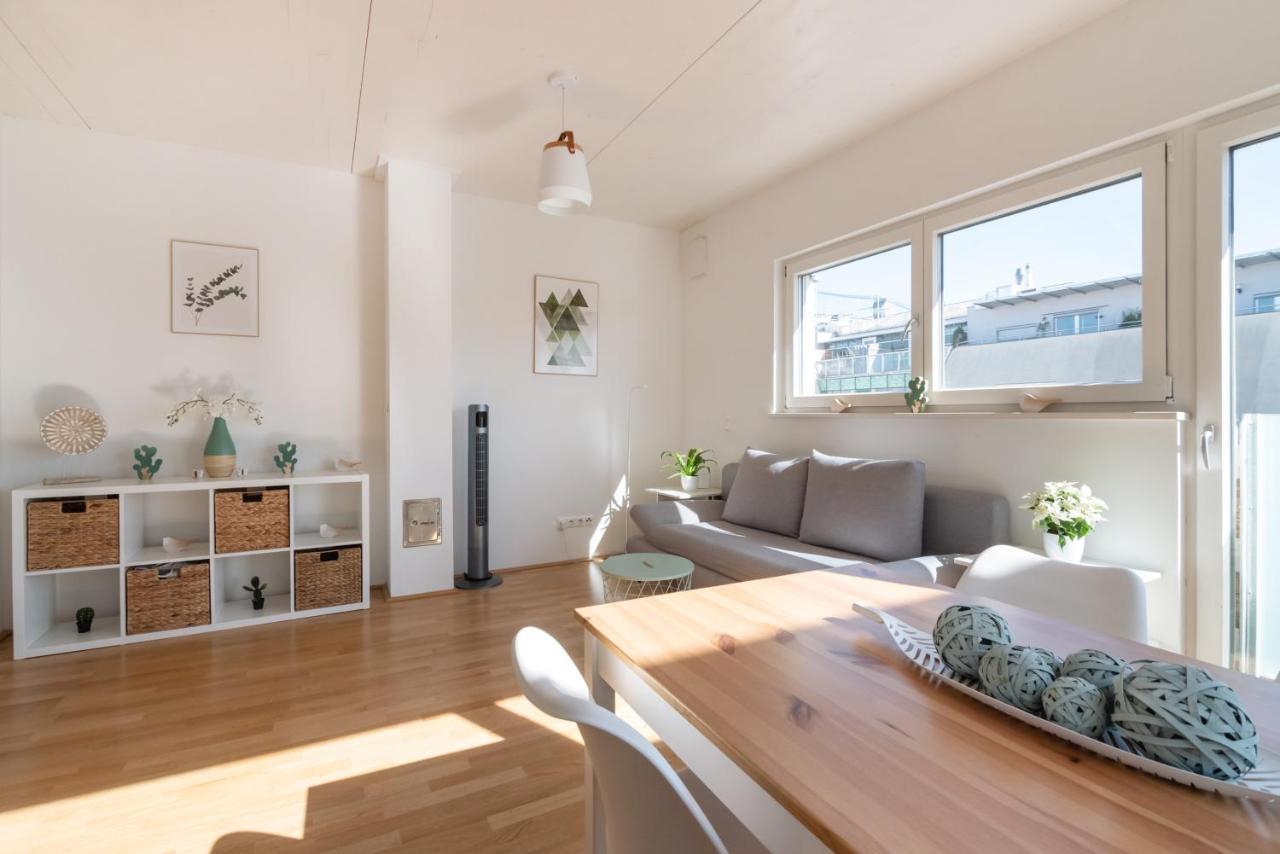Helles, Neues Dg Apartment Mit Blick Zum Donauturm فيينا المظهر الخارجي الصورة